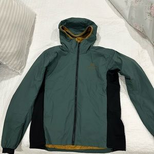 Brand new Arc’teryx Atom Hoody in “Boxcar” color. Logo is stitched.